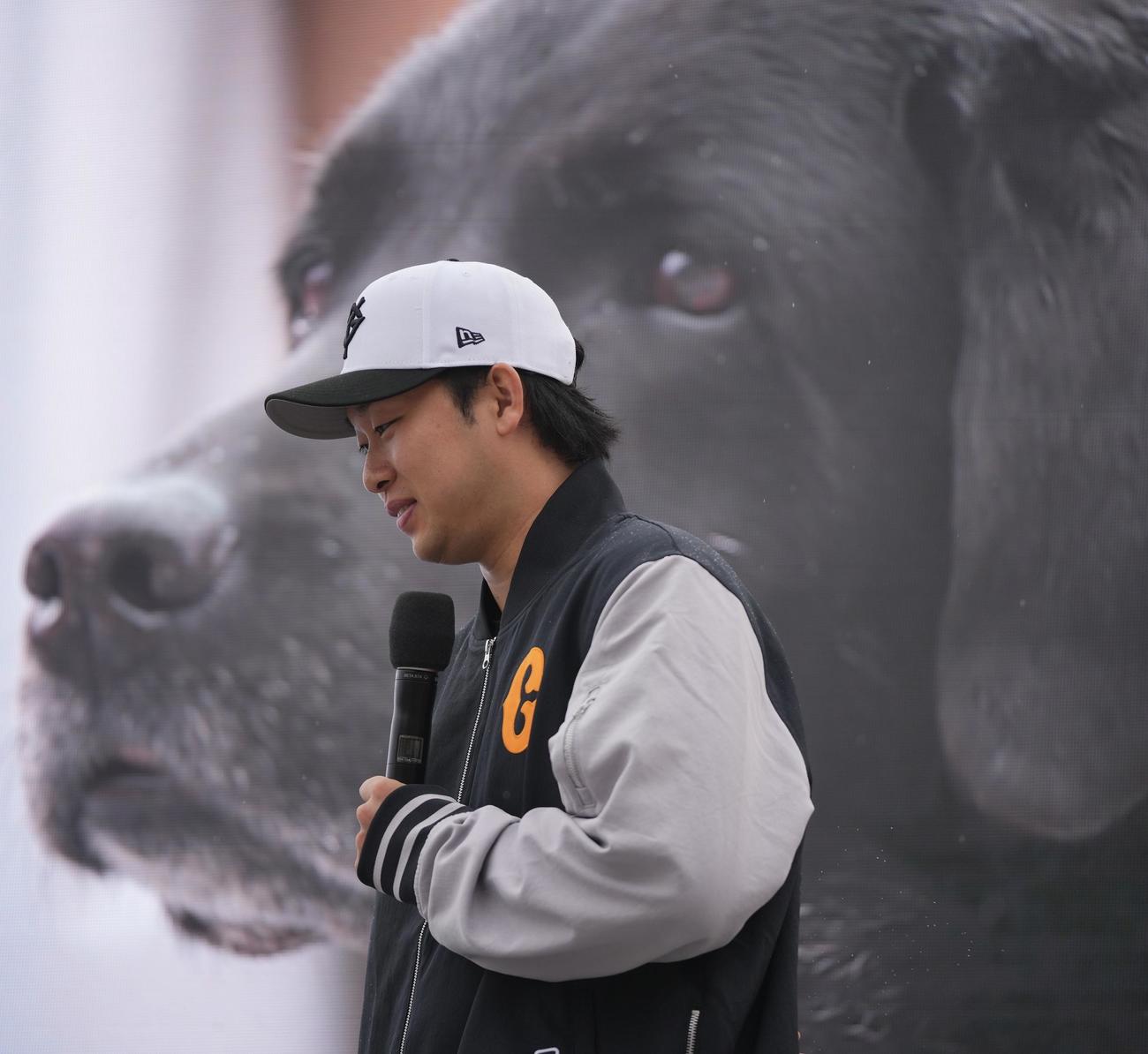 介助犬のイベントに参加する巨人山崎伊（撮影・垰建太）