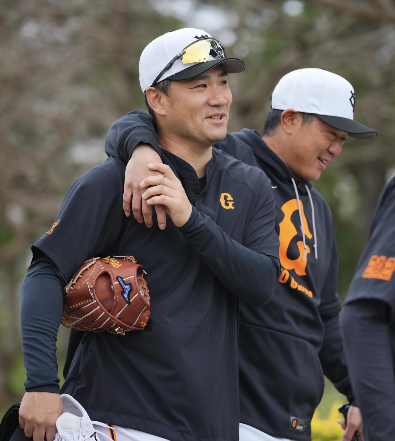 内海投手コーチ（右）と肩を組みながら笑顔を見せる巨人田中将（撮影・垰建太）