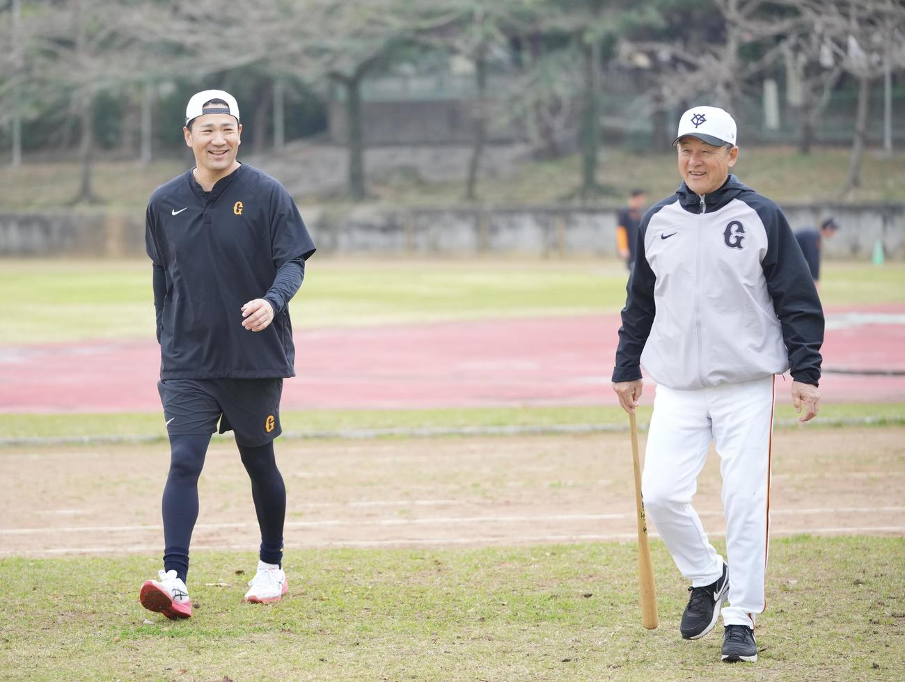 笑顔で談笑する巨人田中将（左）と久保巡回投手コーチ（撮影・垰建太）