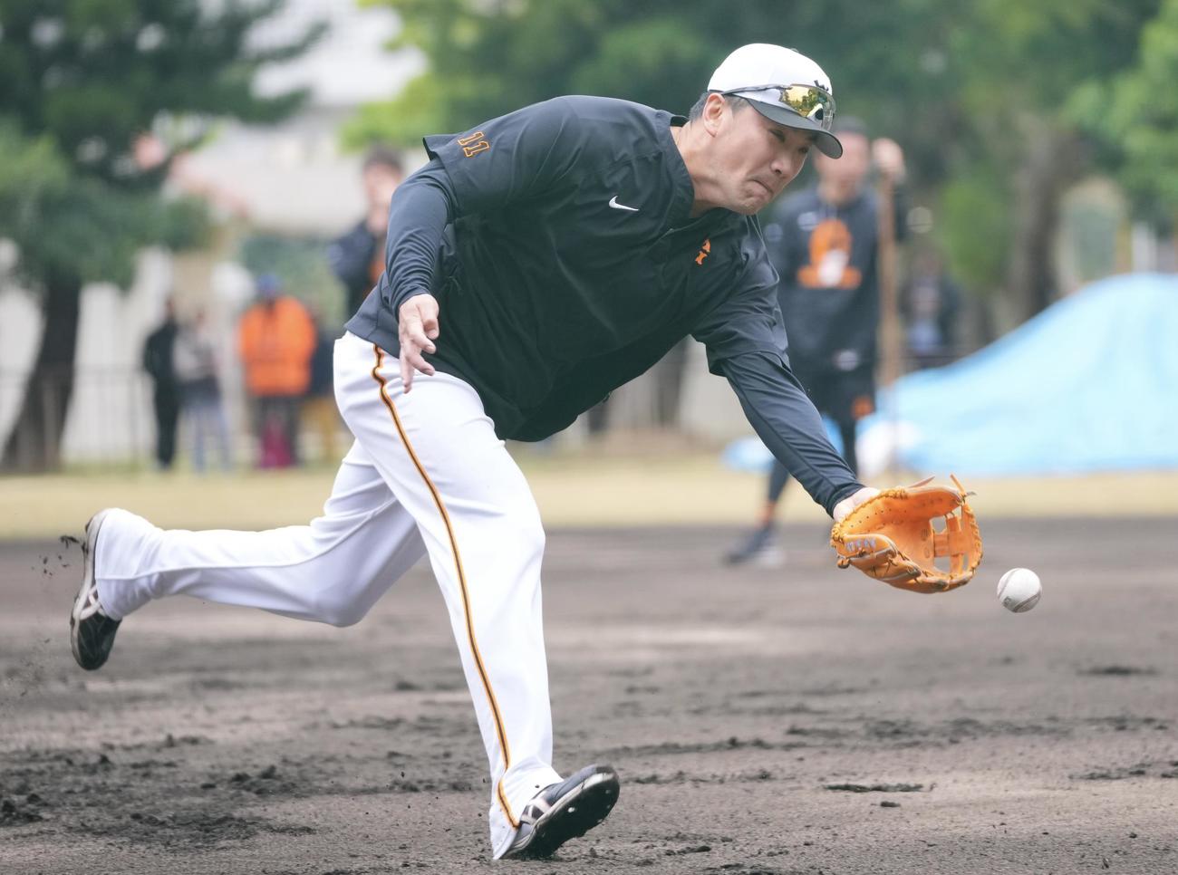 投内連係で軽快な動きを見せる巨人田中将（撮影・垰建太）