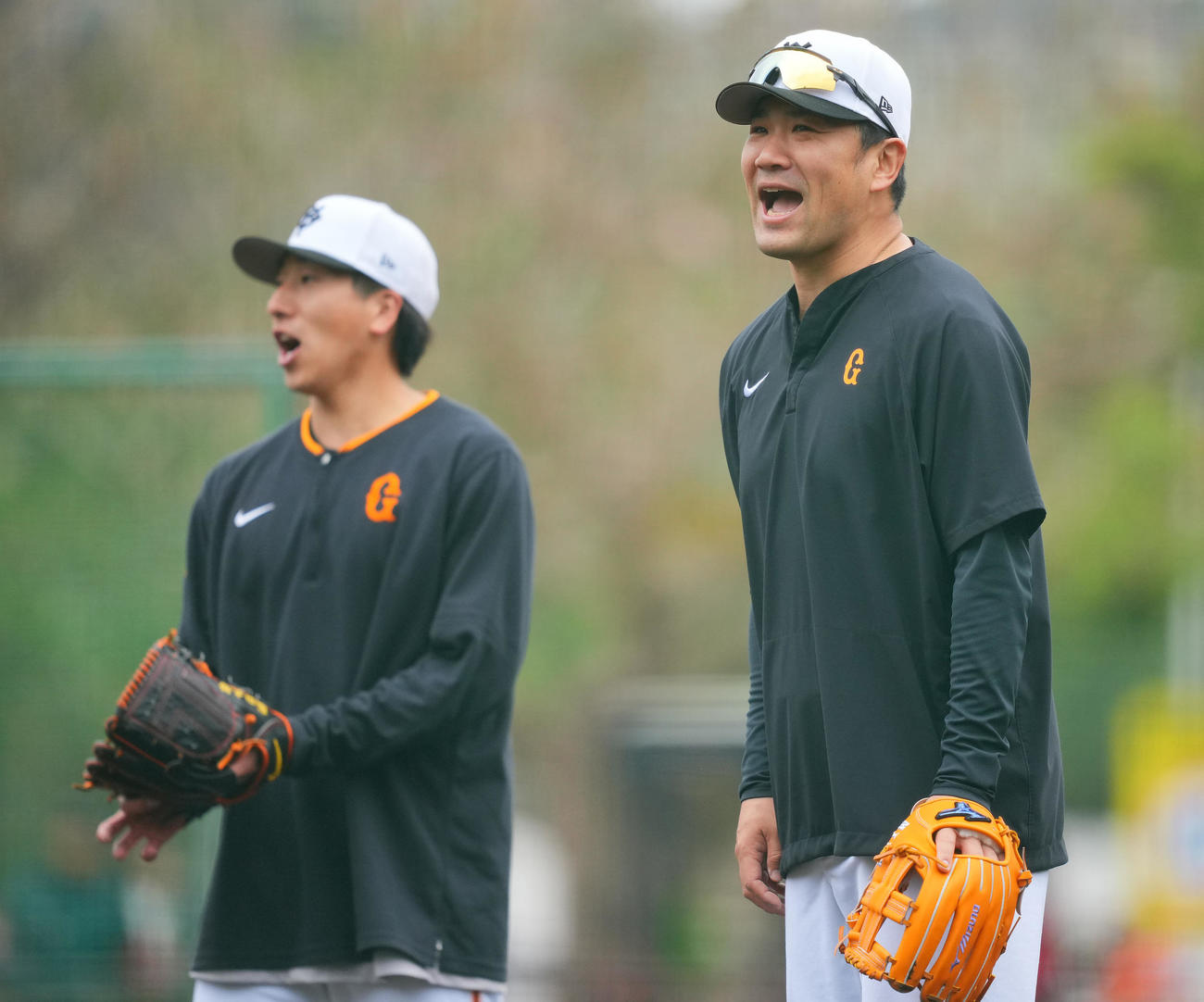 投内連係で声を出し盛り上げる巨人田中将（右）と大勢（撮影・垰建太）