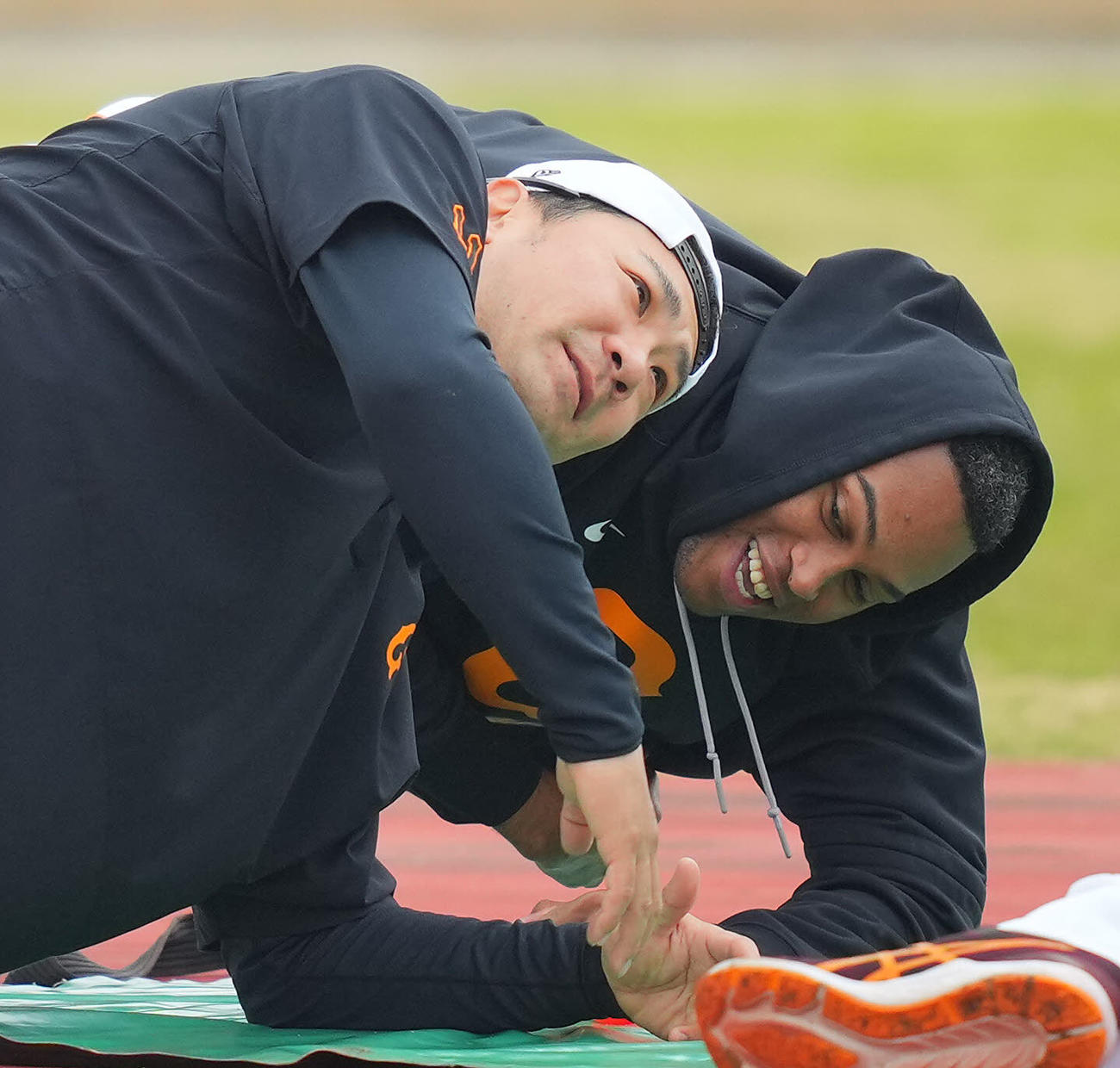 体幹トレーニング中にじゃれ合う巨人田中将（左）とマルティネス（撮影・垰建太）