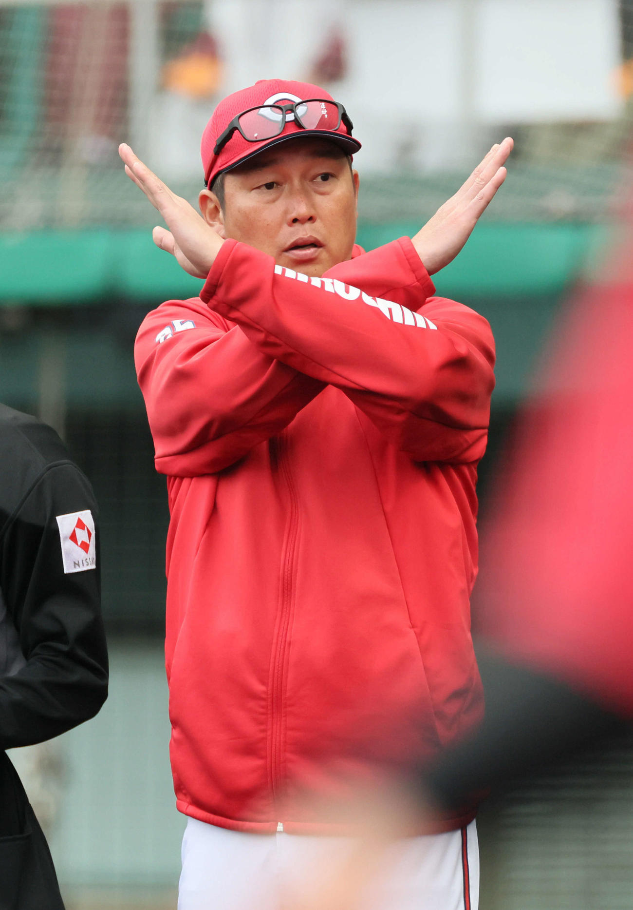 7回表終了時、内田はいけるかベンチに○×で確認する新井監督（撮影・加藤孝規）