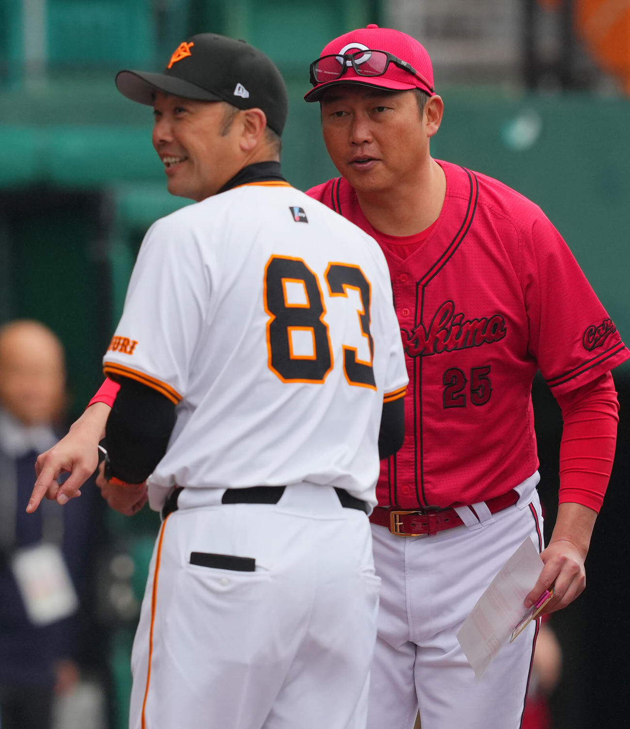 巨人対広島　メンバー表交換を行う広島新井監督（右）と巨人阿部監督（撮影・垰建太）