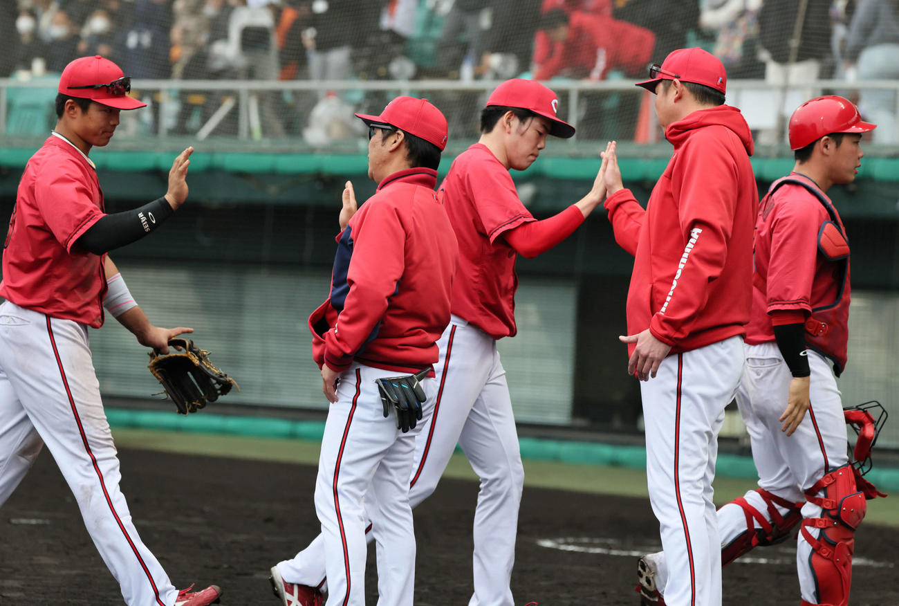巨人に快勝した広島ナインを迎える新井監督（右から2人目）（撮影・加藤孝規）