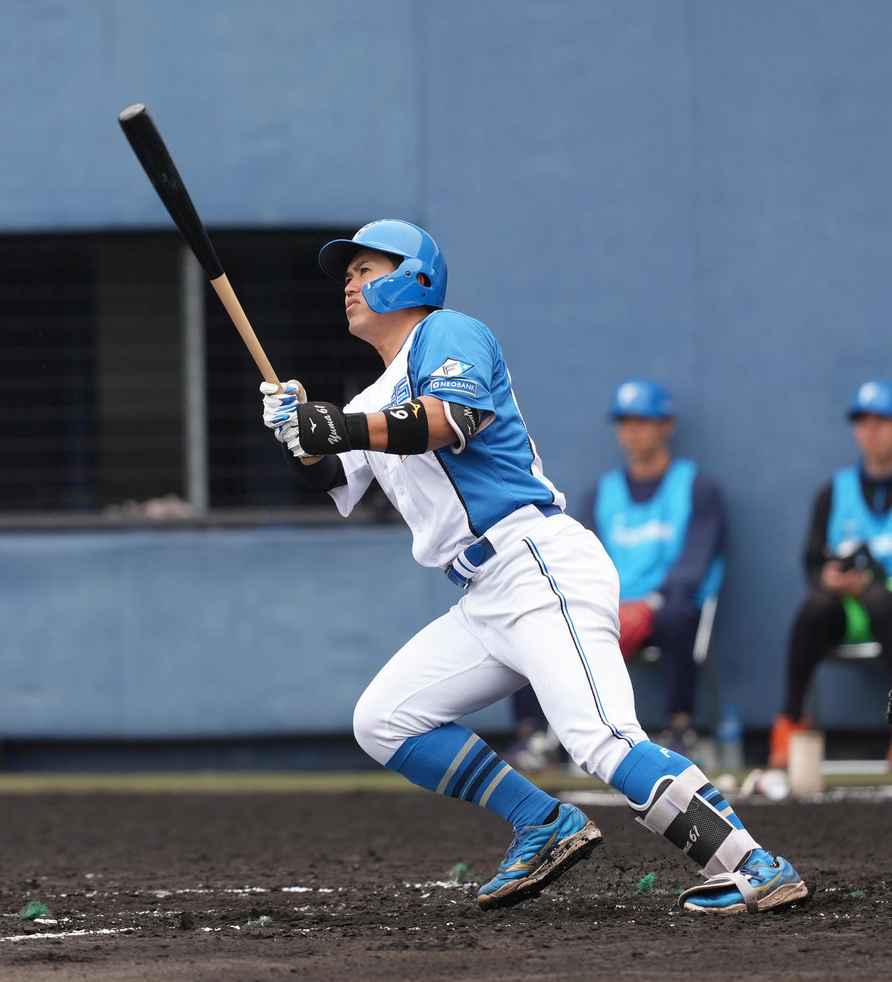 日本ハム対楽天　2回裏日本ハム1死二塁、今川は左適時二塁打を放つ（撮影・足立雅史）