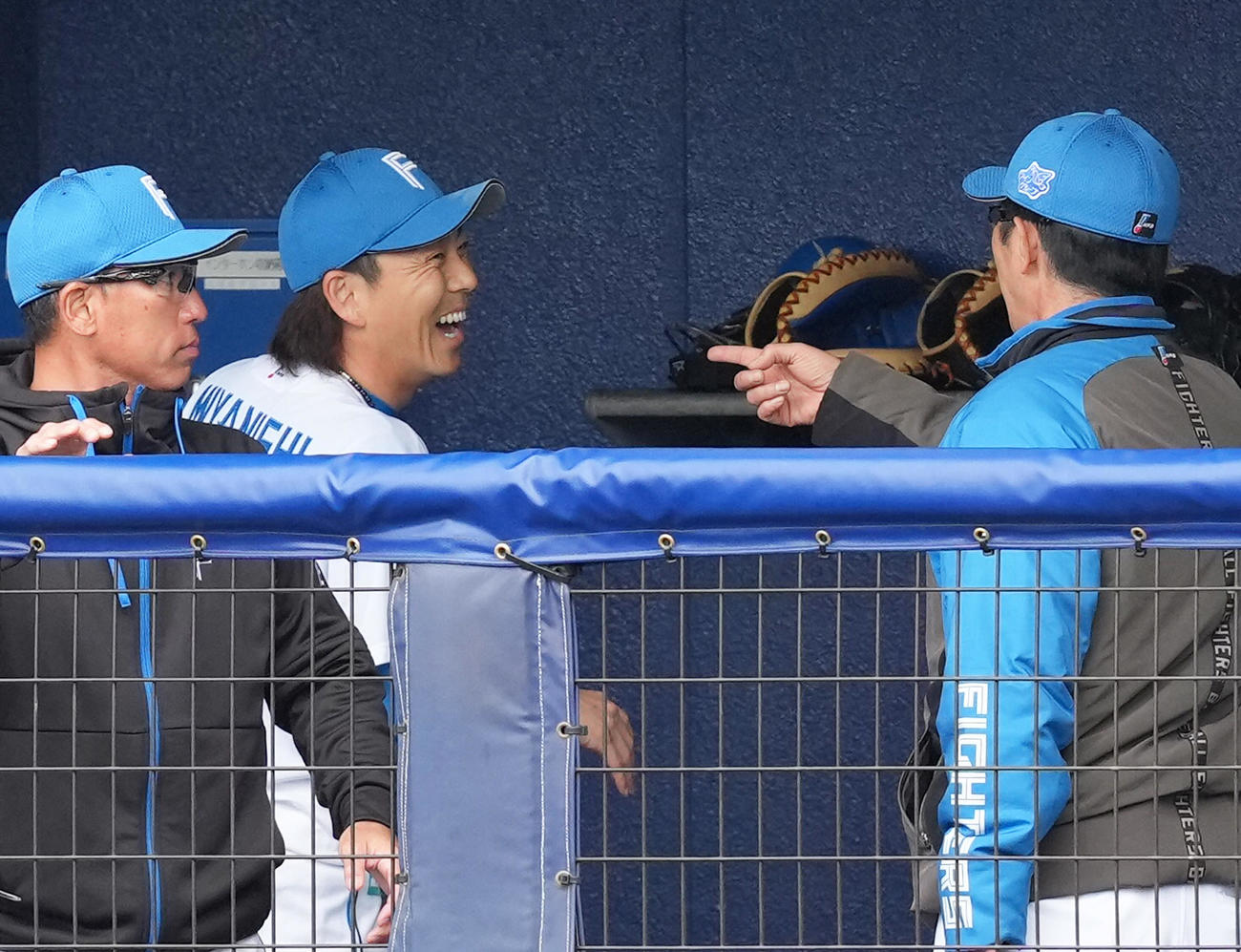 日本ハム対楽天　6回表楽天の攻撃を3者凡退に抑えた日本ハム宮西（中央）はベンチで笑顔を見せる（撮影・足立雅史）