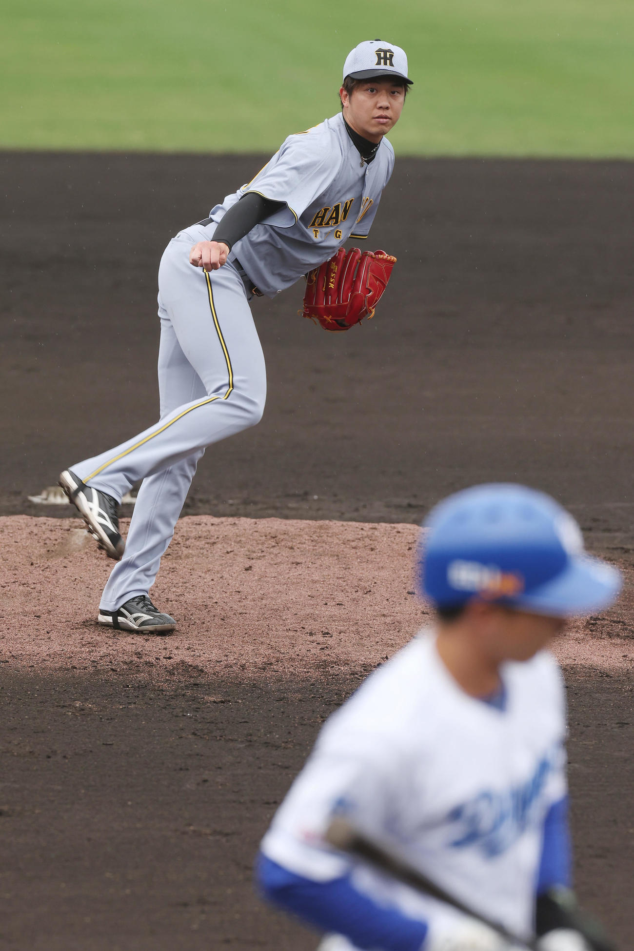 中日対阪神　1回裏中日1死一、二塁、見逃し三振に倒れた石川昂（手前）（撮影・前田充）