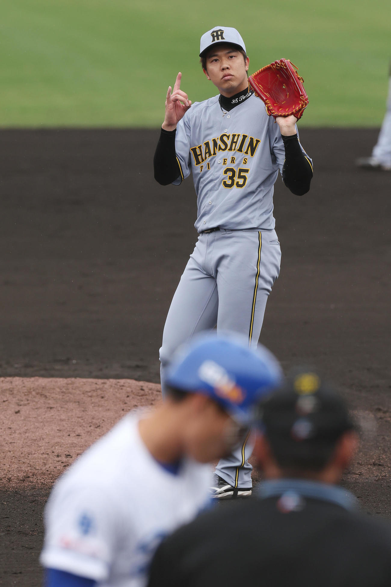 中日対阪神　1回裏中日1死一、二塁、石川昂を見逃し三振に仕留める才木（撮影・前田充）