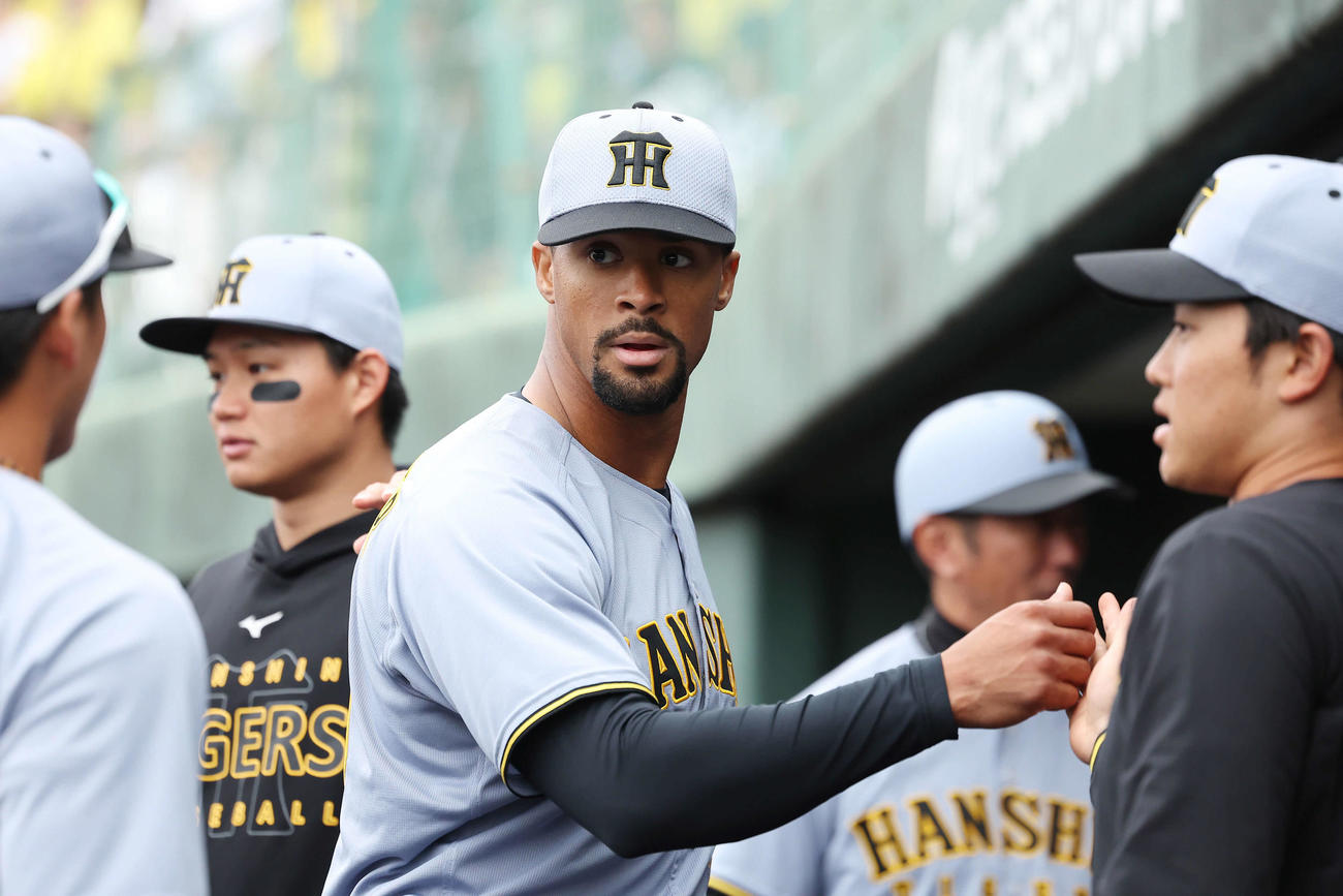 中日対阪神　5回裏を投げ終え、ナインの出迎えを受ける阪神デュプランティエ（中央）（撮影・前田充）