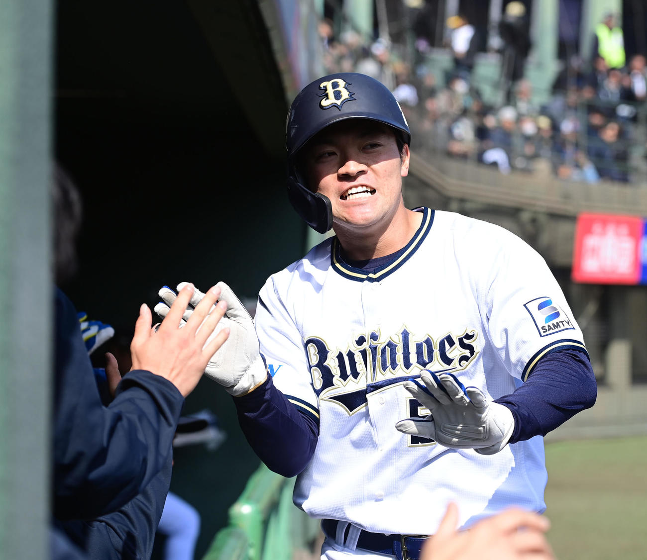 オリックス対ソフトバンク　3回裏オリックス1死二、三塁、捕逸で生還した山中はベンチ前でナインとタッチ（撮影・和賀正仁）