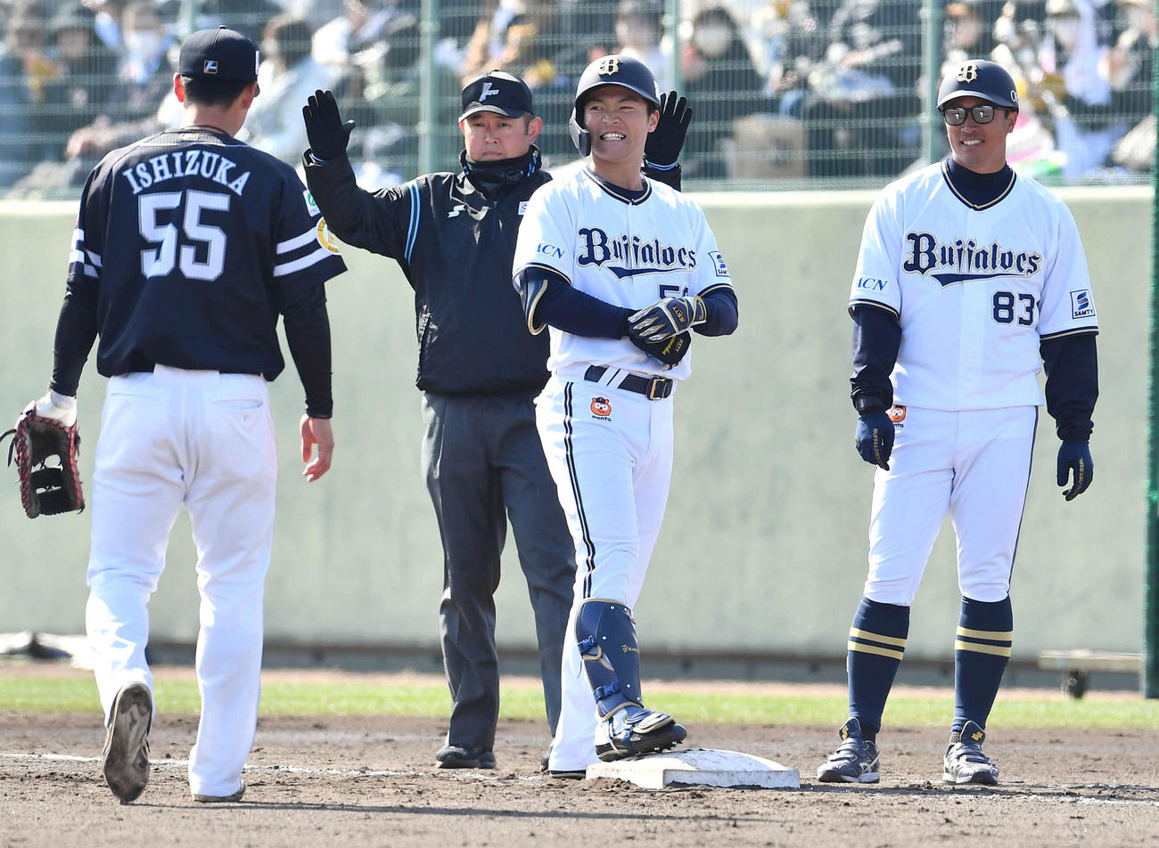 オリックス対ソフトバンク　3回裏オリックス1死一、二塁、中前適時打を放った山中（中央）（撮影・岩下翔太）