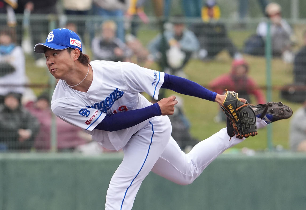 中日対阪神　3回表、中日2番手で登板する高橋宏（撮影・森本幸一）