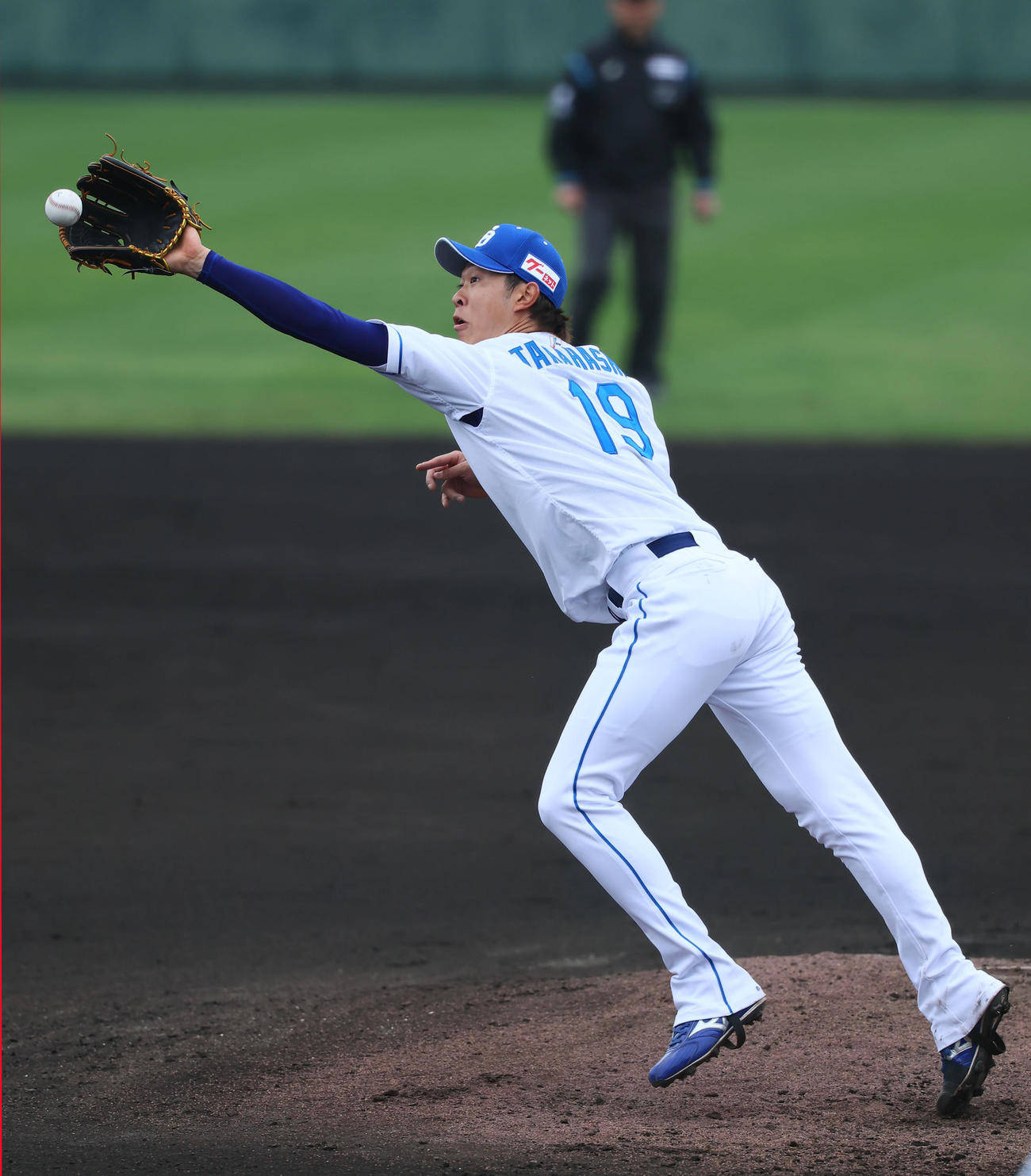 中日対阪神　4回表阪神1死、豊田を投ゴロに打ち取り、打球にグラブを伸ばす高橋宏（撮影・藤尾明華）