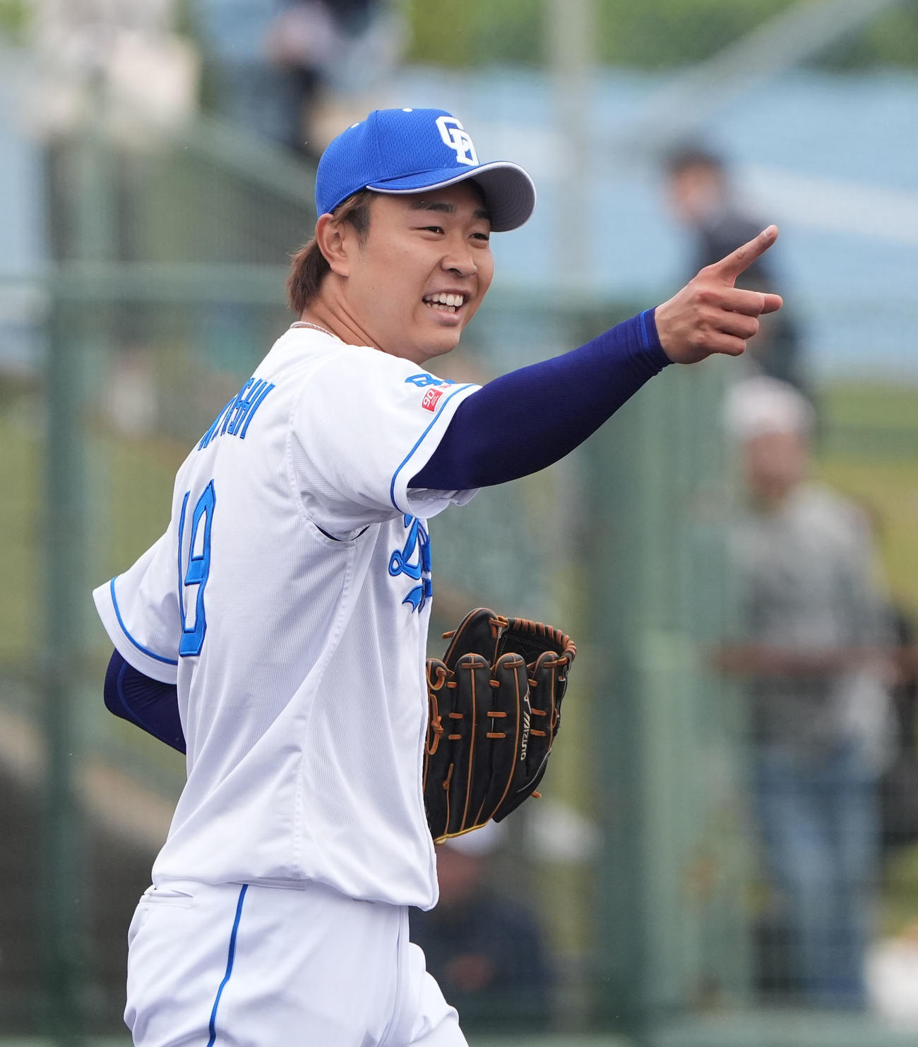 中日対阪神　3回表阪神無死、好守した板山に声をかける高橋宏（撮影・森本幸一）