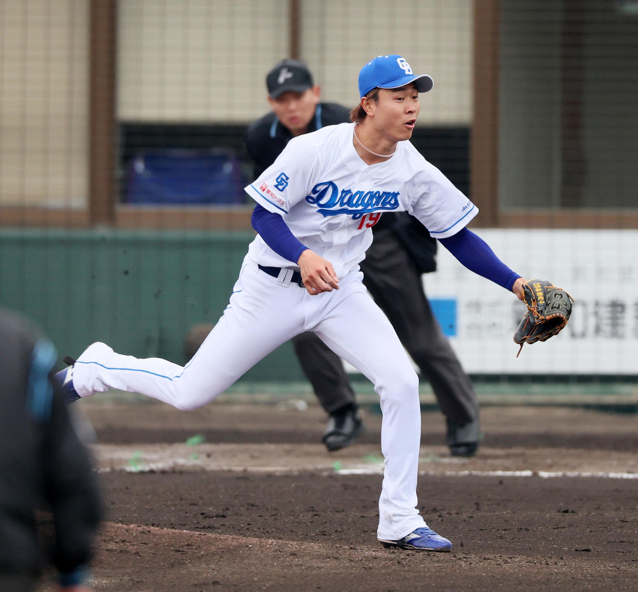 中日対阪神　4回表阪神1死、中日2番手で登板の高橋宏は豊田寛の打球を捕球する（撮影・加藤哉）