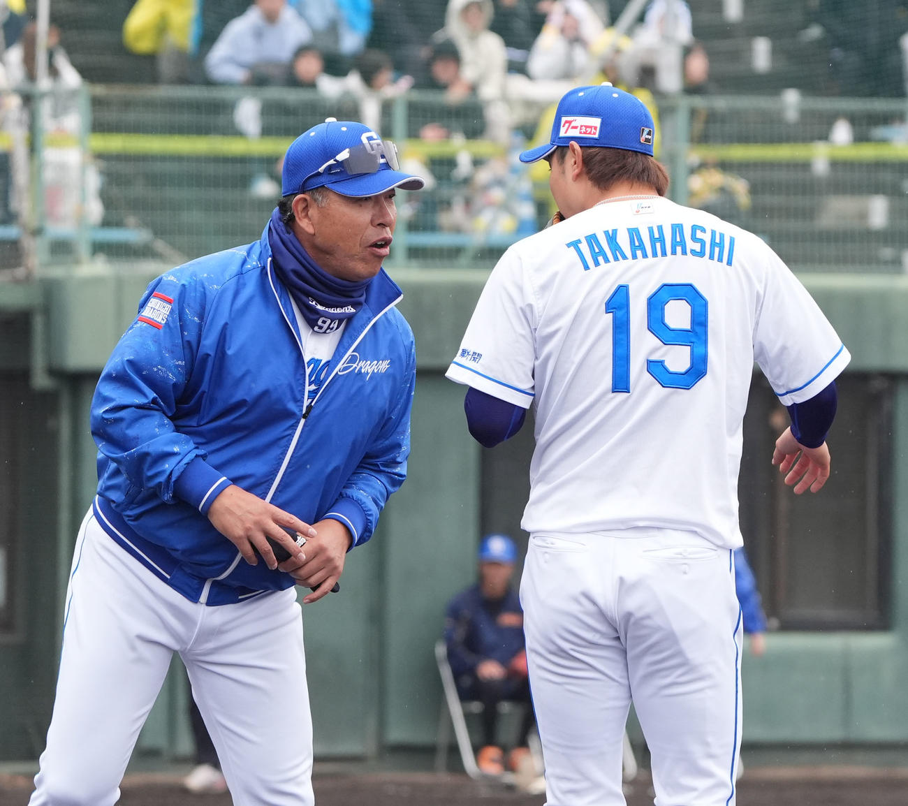 中日対阪神　2回終了、マウンドに向かう高橋宏に声をかける井上監督（左）（撮影・森本幸一）