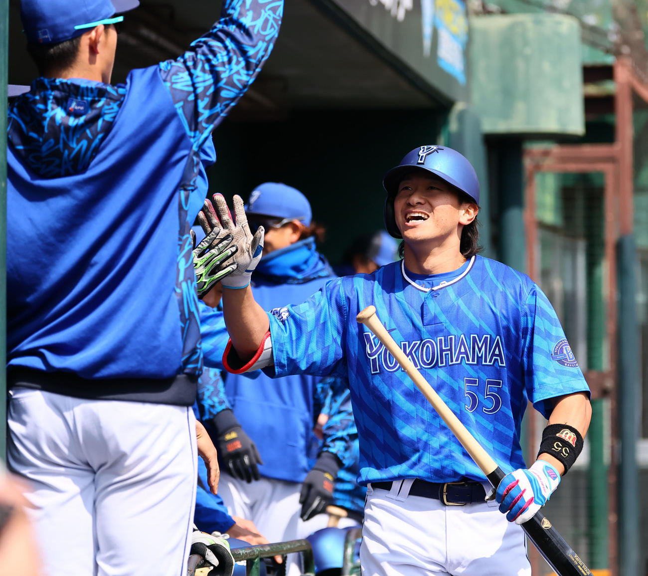 練習試合阪神対DeNA 1回表DeNA2死、右越え本塁打を放ちナインとタッチを交わす井上（撮影・藤尾明華）
