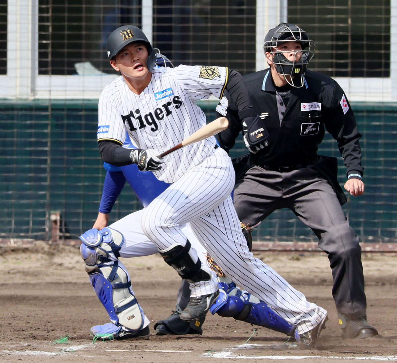 阪神対DeNA 6回裏阪神2死二塁、町田は左越え適時二塁打を放つ（撮影・加藤哉）