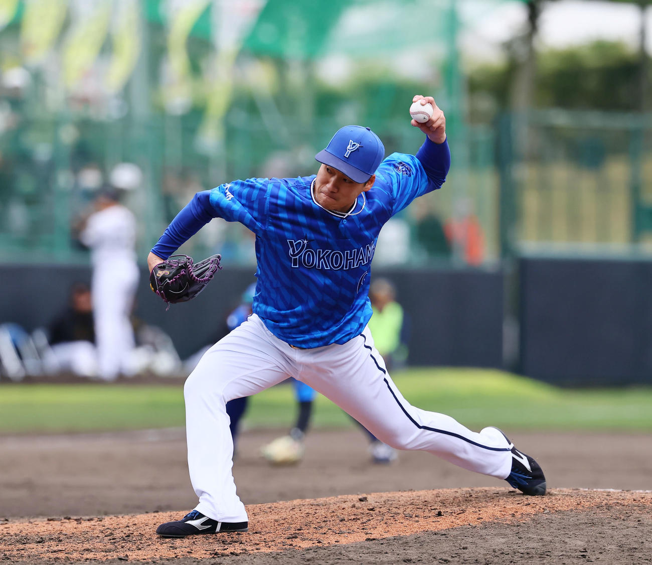 練習試合阪神対DeNA 8回、6番手で登板したDeNA岩田（撮影・藤尾明華）