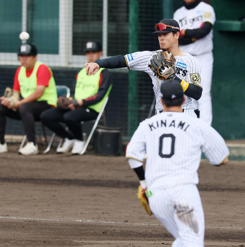 阪神対DeNA 4回表DeNA1死一塁、佐藤輝は山本の打球を二塁へ送球し併殺を奪う（撮影・加藤哉）