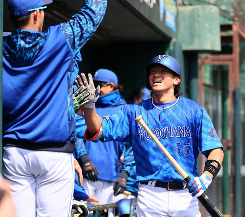 練習試合阪神対DeNA 1回表DeNA2死、右越え本塁打を放ちナインとタッチを交わす井上（撮影・藤尾明華）