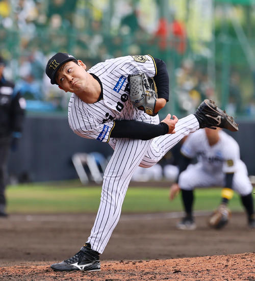練習試合阪神対DeNA 5回、5番手で登板した阪神木下（撮影・藤尾明華）