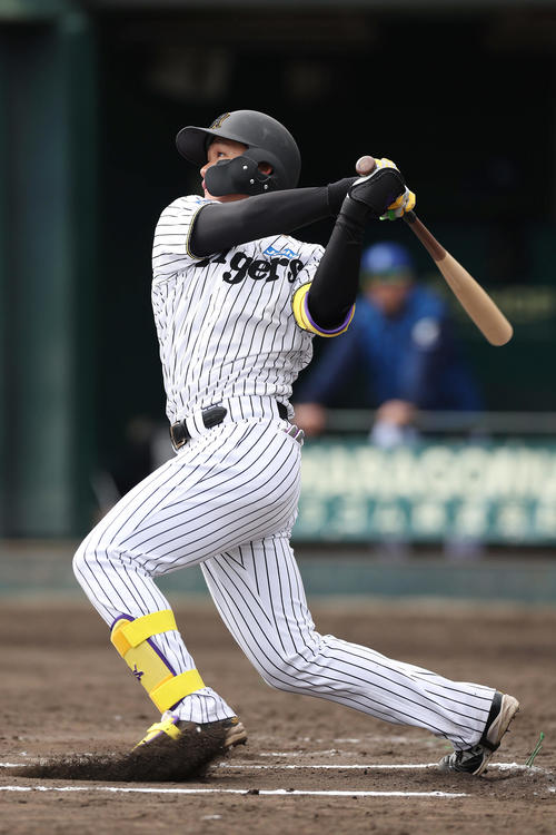 阪神対DeNA 6回裏阪神無死一塁、左中間へ2点本塁打を放つ森下（撮影・前田充）