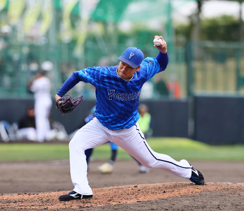 練習試合阪神対DeNA 8回、6番手で登板したDeNA岩田（撮影・藤尾明華）