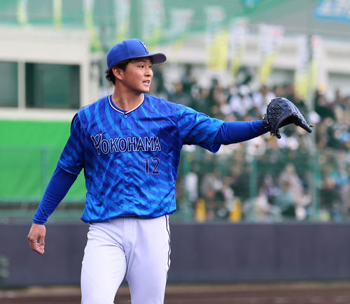 練習試合阪神対DeNA 1回を無失点に抑え、笑顔を見せるDeNA竹田（撮影・藤尾明華）