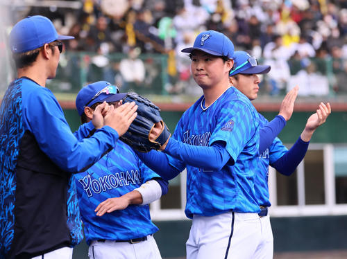 練習試合阪神対DeNA 1回を無失点に抑え、ナインとタッチを交わすDeNA竹田（撮影・藤尾明華）