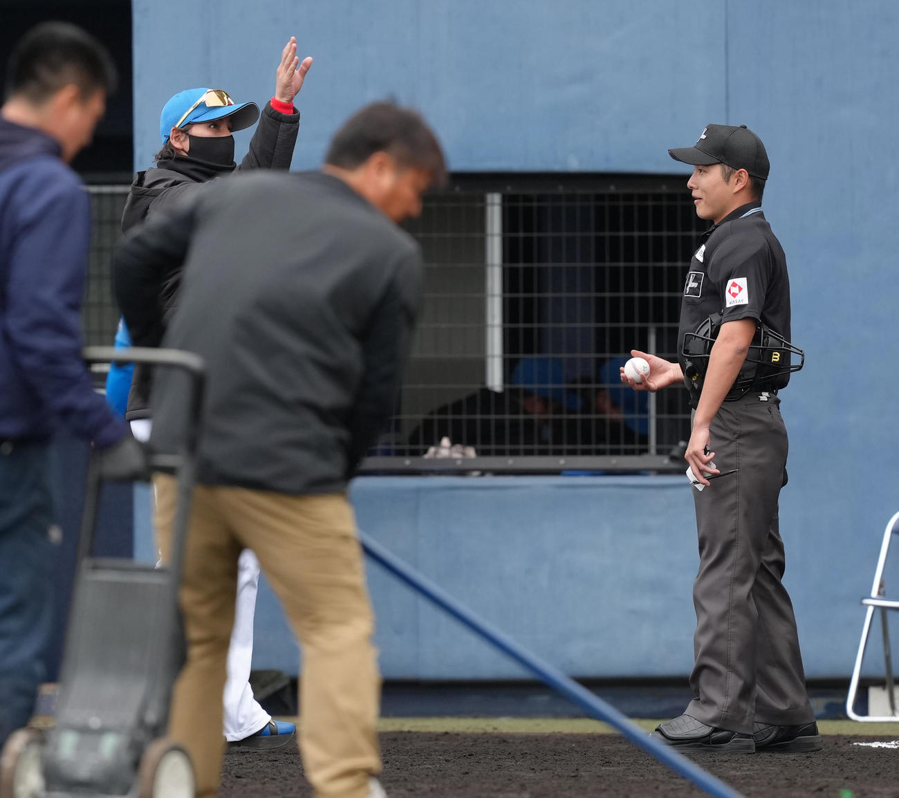 日本ハム対楽天　審判にジェスチャーをまじえ話す日本ハム新庄監督（撮影・足立雅史）