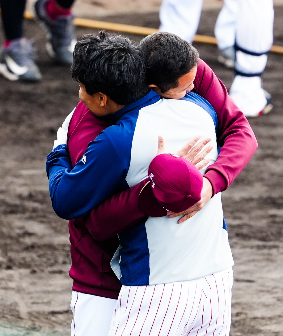 ヤクルト対楽天　試合前、あいさつを交わし抱き合うヤクルト中村悠（手前）と楽天ヤフーレ（撮影・江口和貴）
