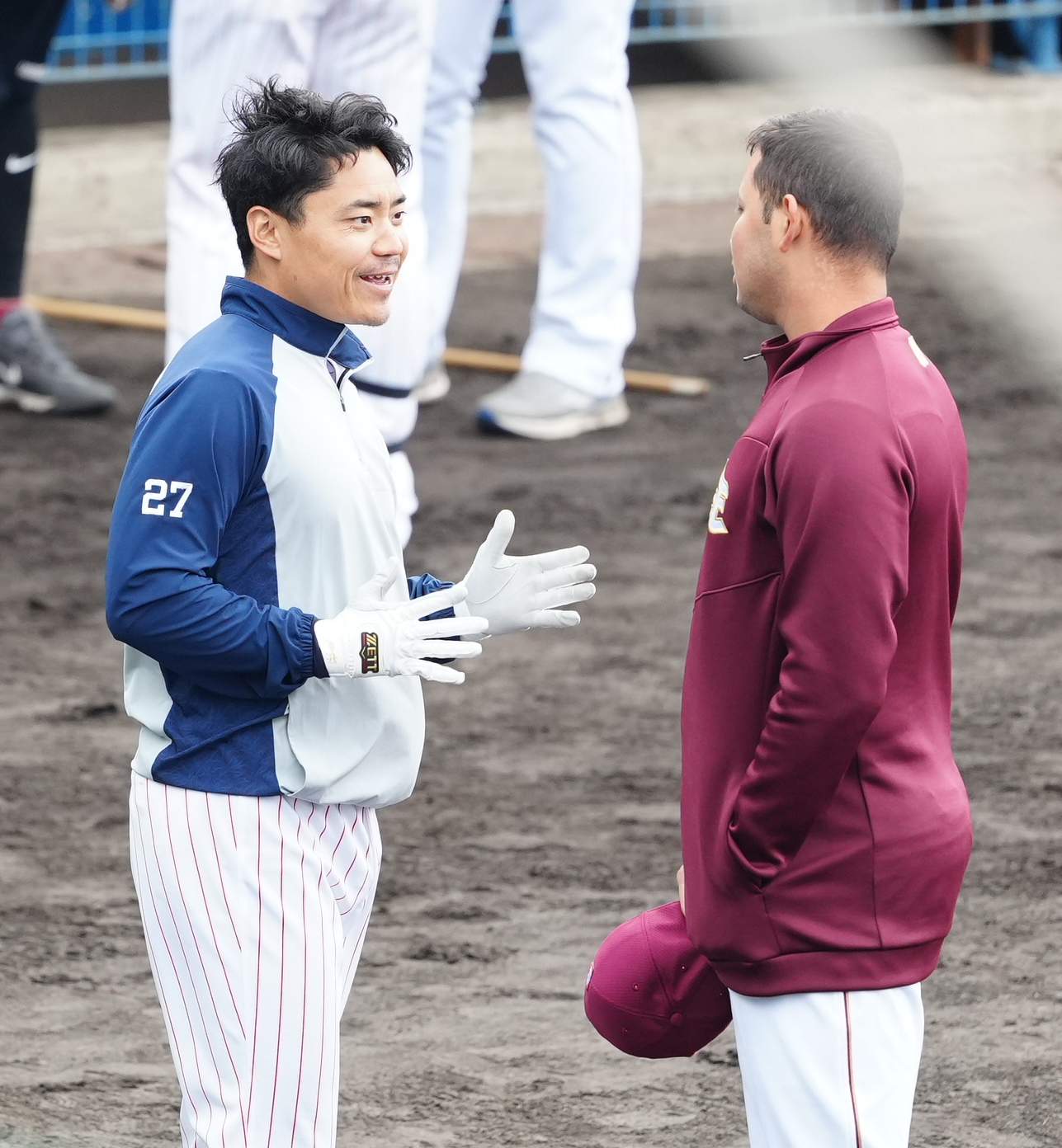 ヤクルト対楽天　試合前、あいさつを交わすヤクルト中村悠（左）と楽天ヤフーレ（撮影・江口和貴）