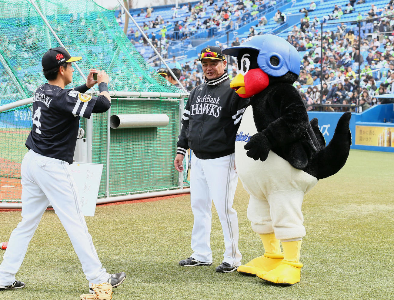 18年3月18日　試合前、ソフトバンク工藤監督（中央）とヤクルトのつば九郎を記念撮影する川島