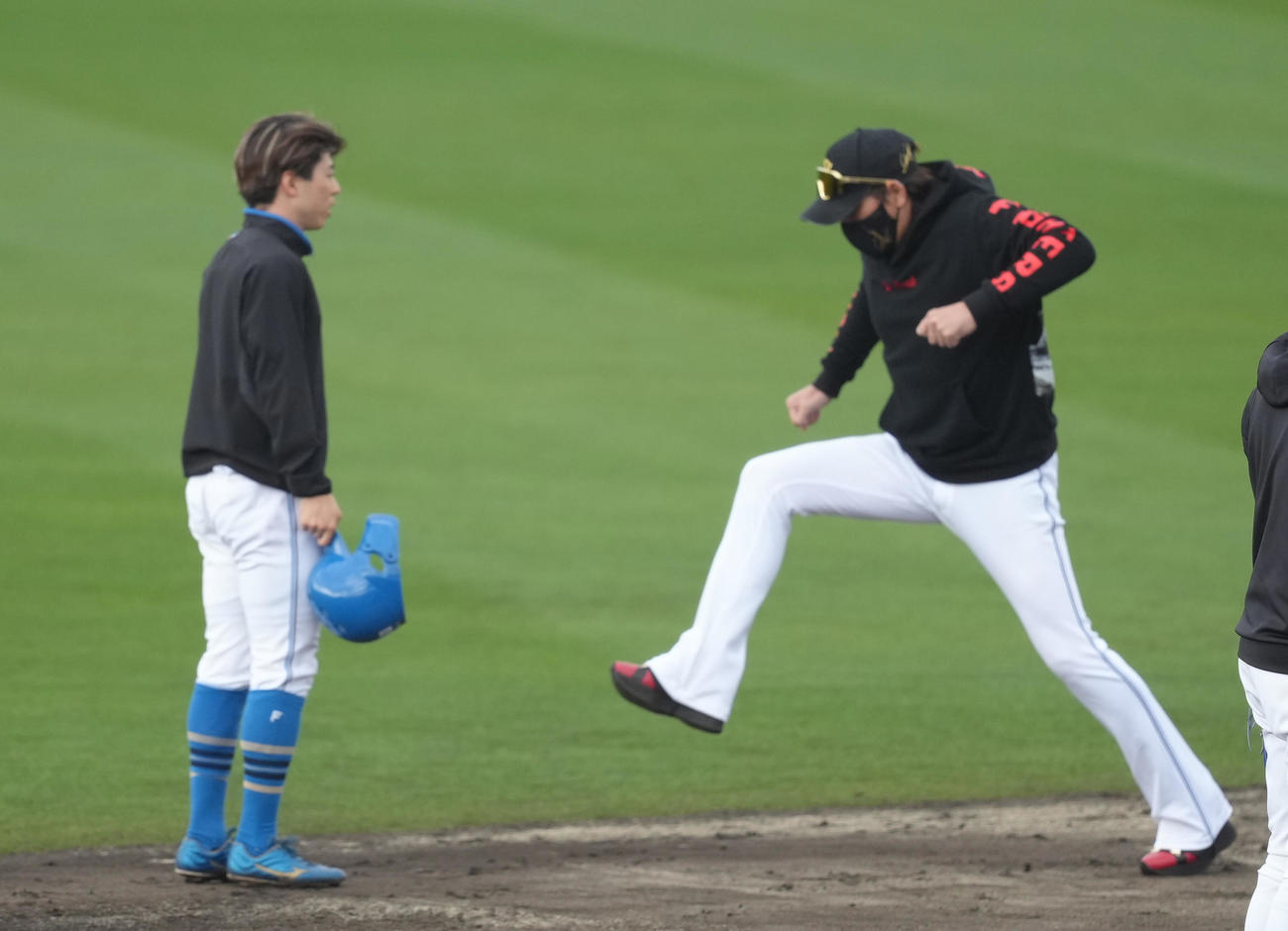 練習中、日本ハム五十幡（左）を指導する新庄監督（撮影・足立雅史）