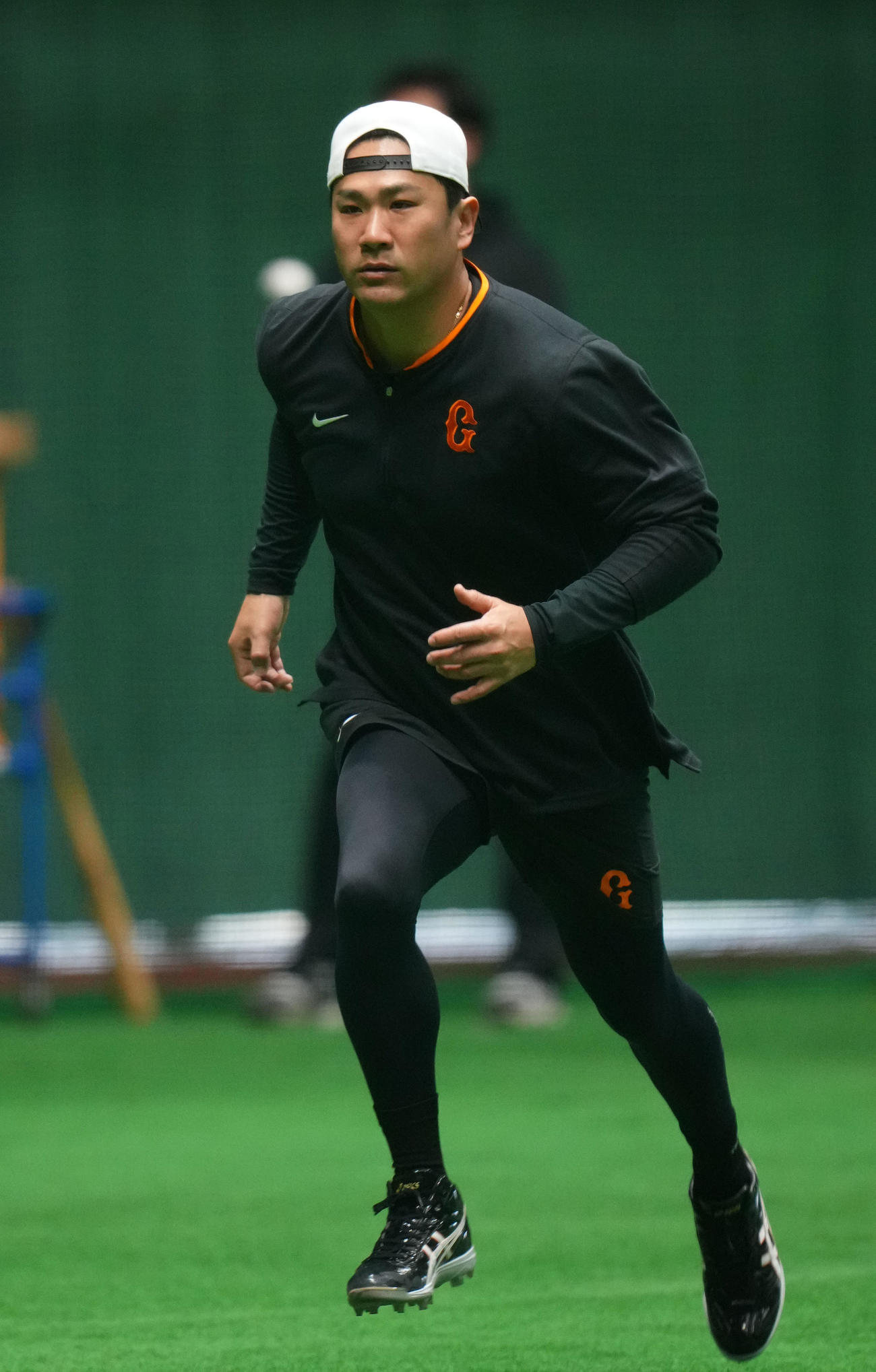巨人対ロッテ　試合前、準備をする巨人田中将（撮影・横山健太）