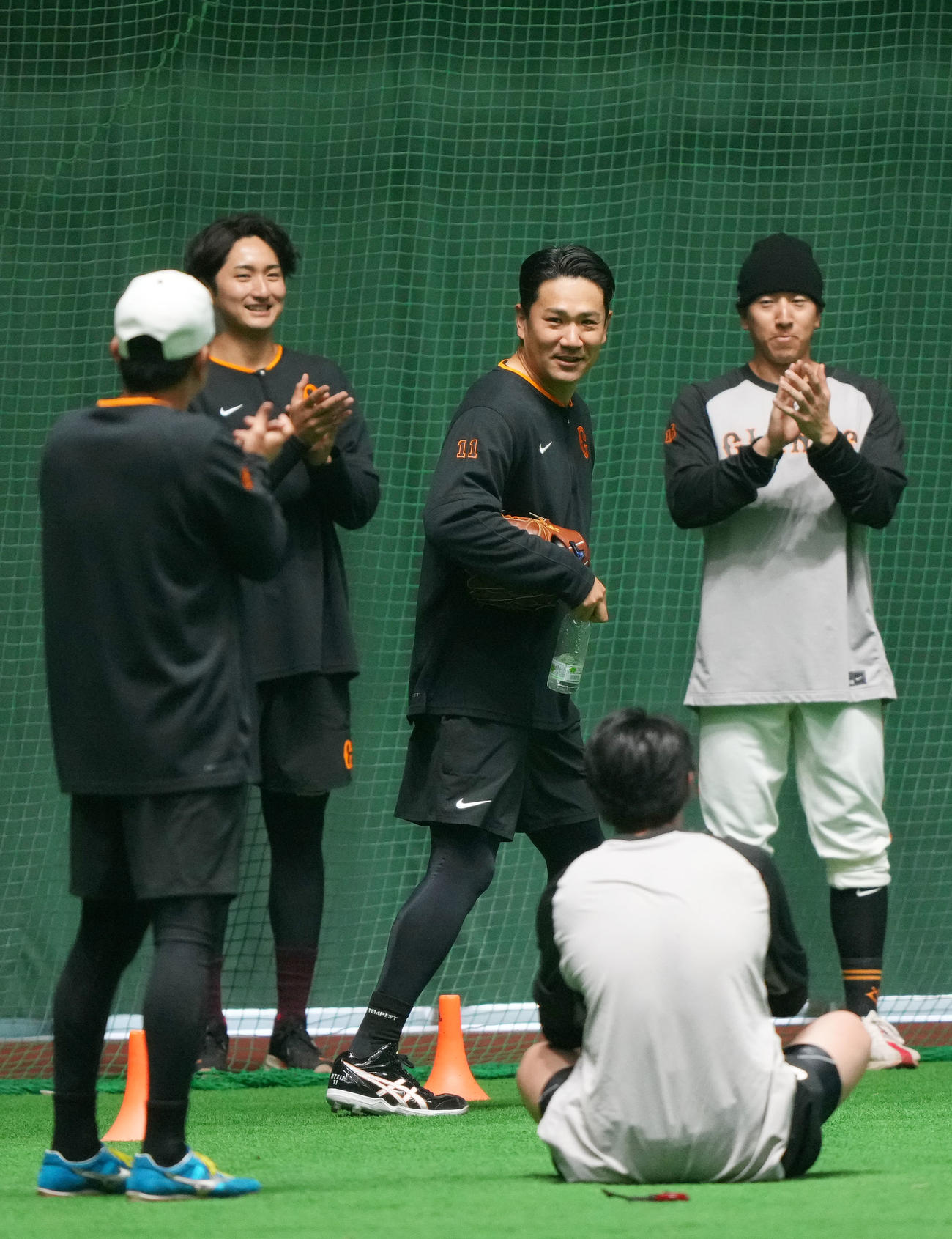 巨人対ロッテ　試合前練習を終え、ナインから拍手で見送られる巨人田中将（中央）（撮影・横山健太）
