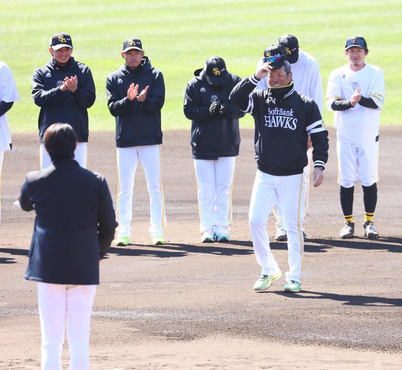 立派なあいさつをした選手会長の周東に笑顔を向ける小久保監督（撮影・梅根麻紀）