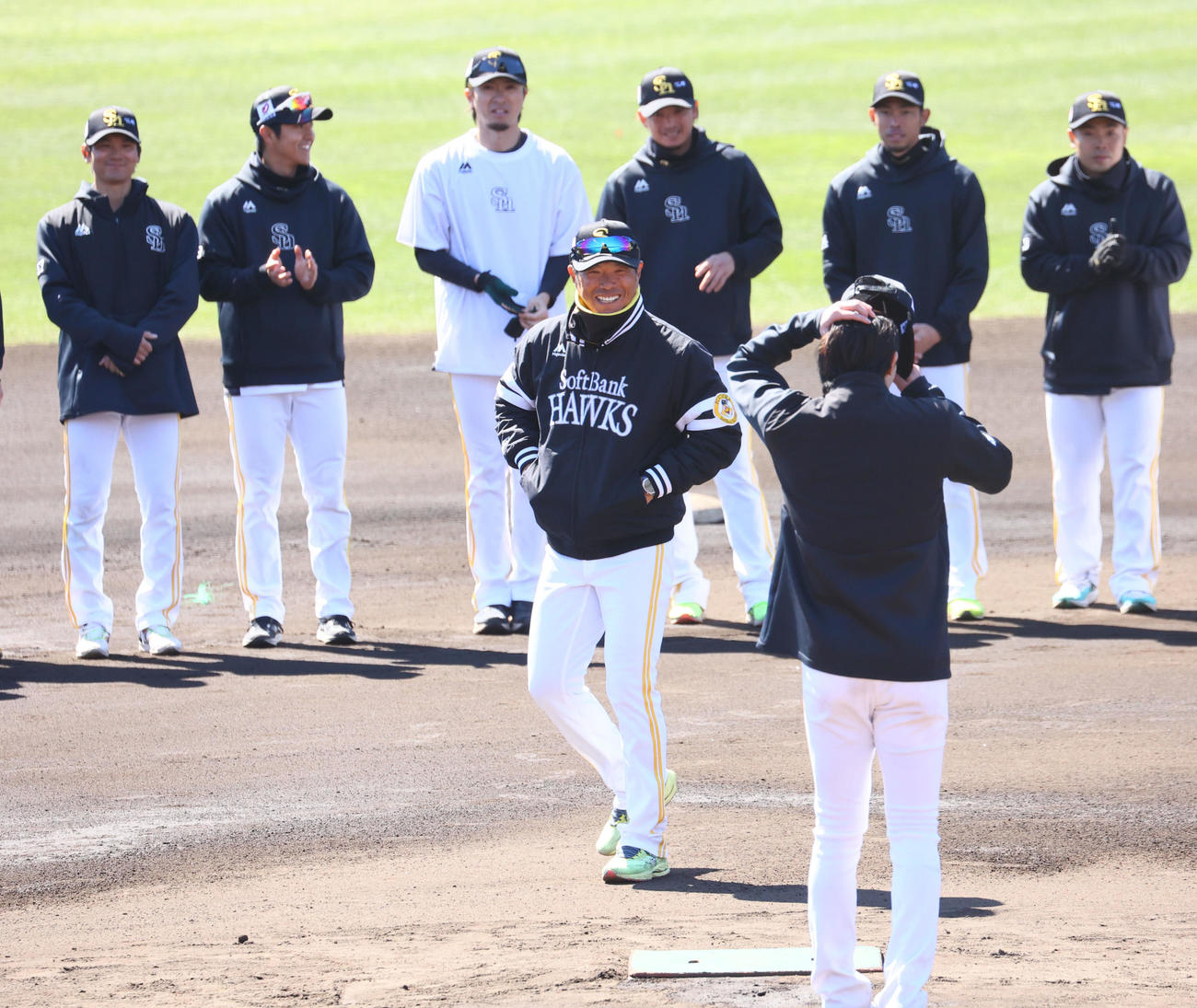 立派なあいさつをした選手会長の周東に笑顔を向ける小久保監督（撮影・梅根麻紀）