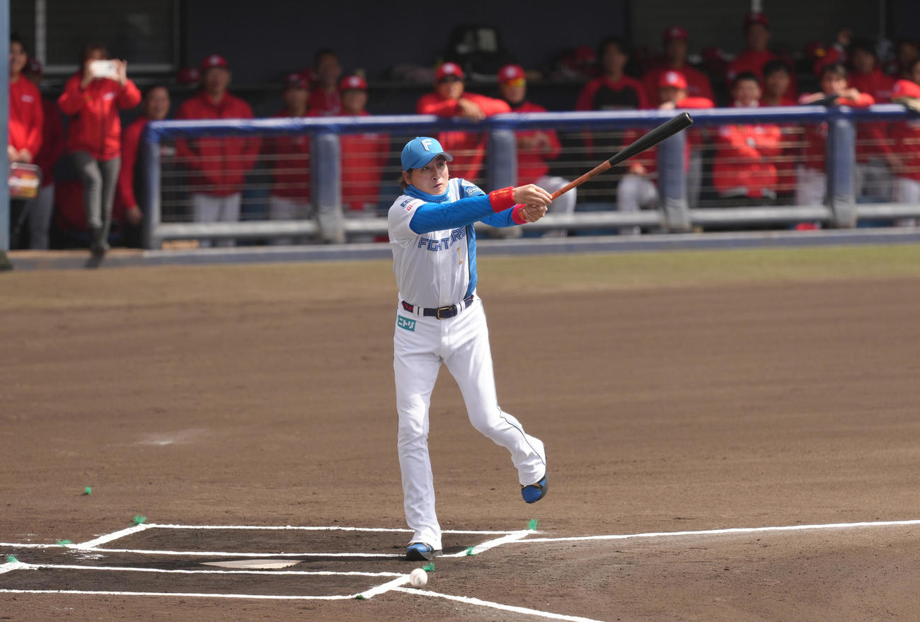 練習試合　日本ハム対台湾・味全　始球式で打者を務めた日本ハム新庄監督（撮影・足立雅史）