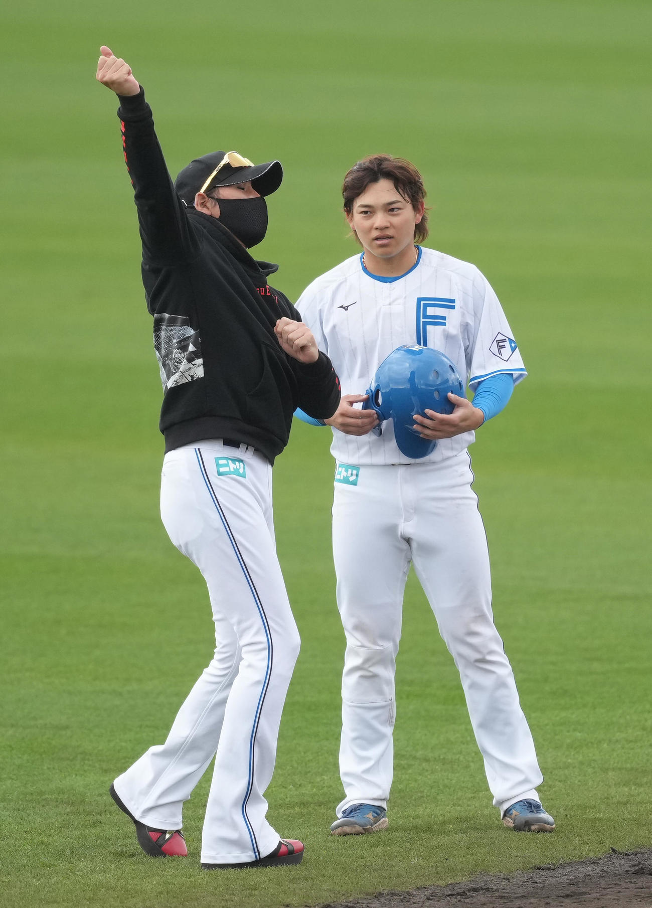 練習中、日本ハム田宮（右）にジェスチャーをまじえ話す新庄監督（撮影・足立雅史）