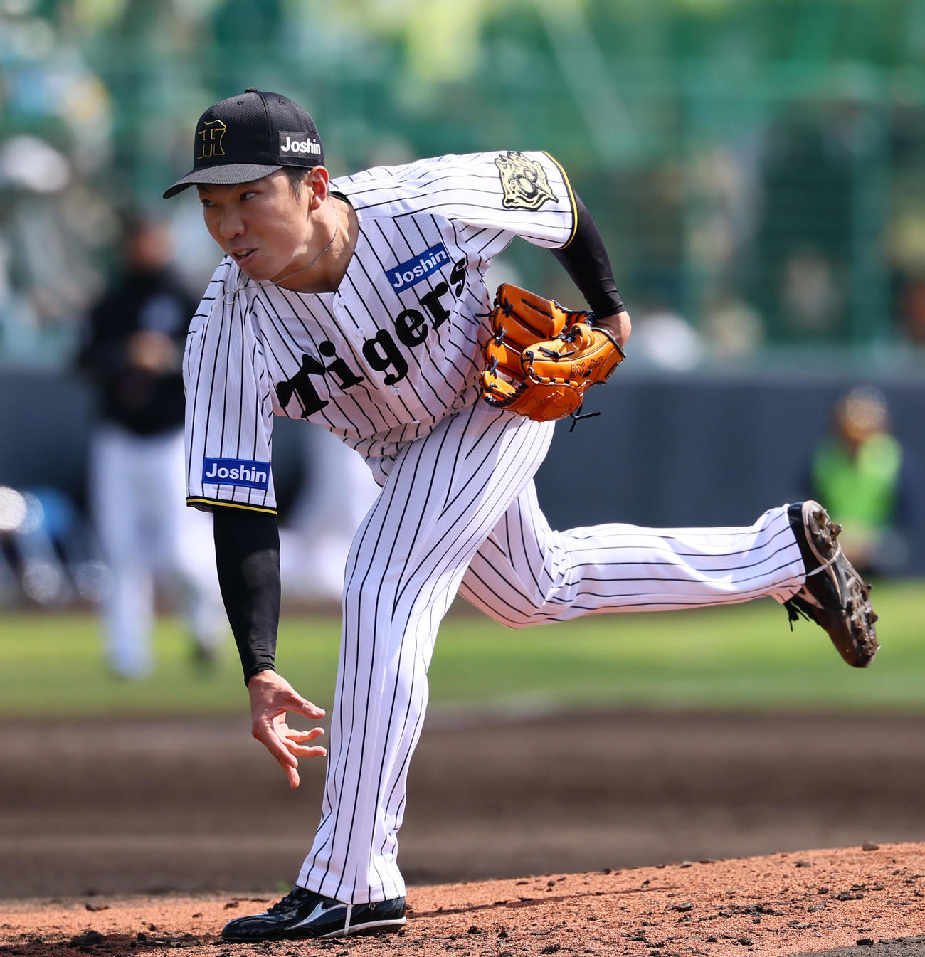 練習試合阪神対DeNA 3回、3番手で登板した阪神石井（撮影・藤尾明華）