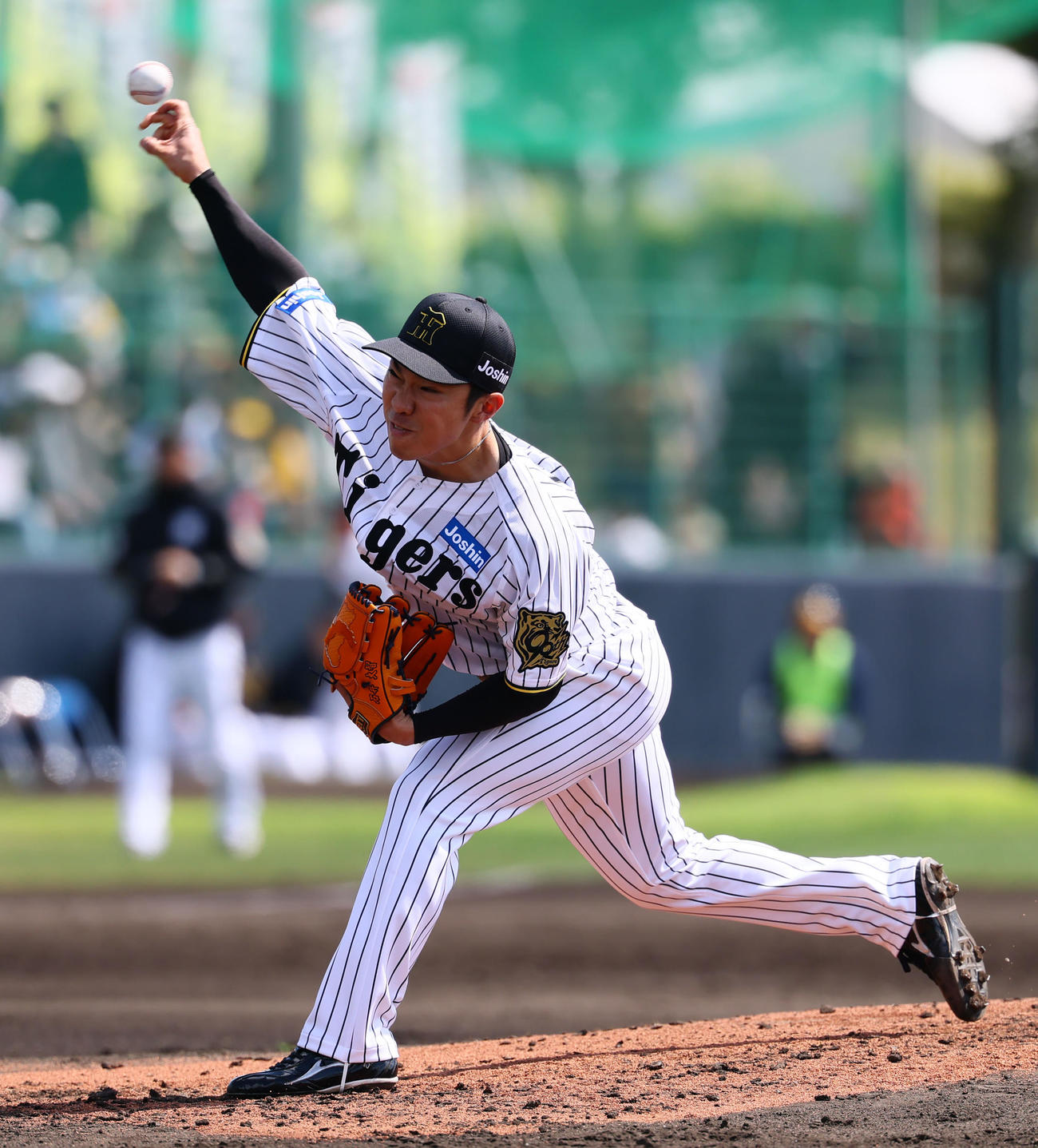 練習試合阪神対DeNA 3回、3番手で登板した阪神石井（撮影・藤尾明華）