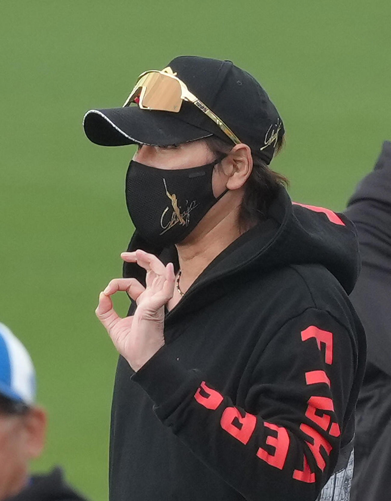 練習中、OKサインを出す日本ハム新庄監督（撮影・足立雅史）