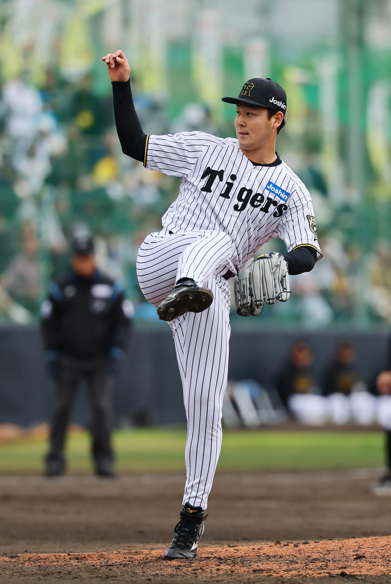 練習試合阪神対DeNA 5回、5番手で登板した阪神木下（撮影・藤尾明華）