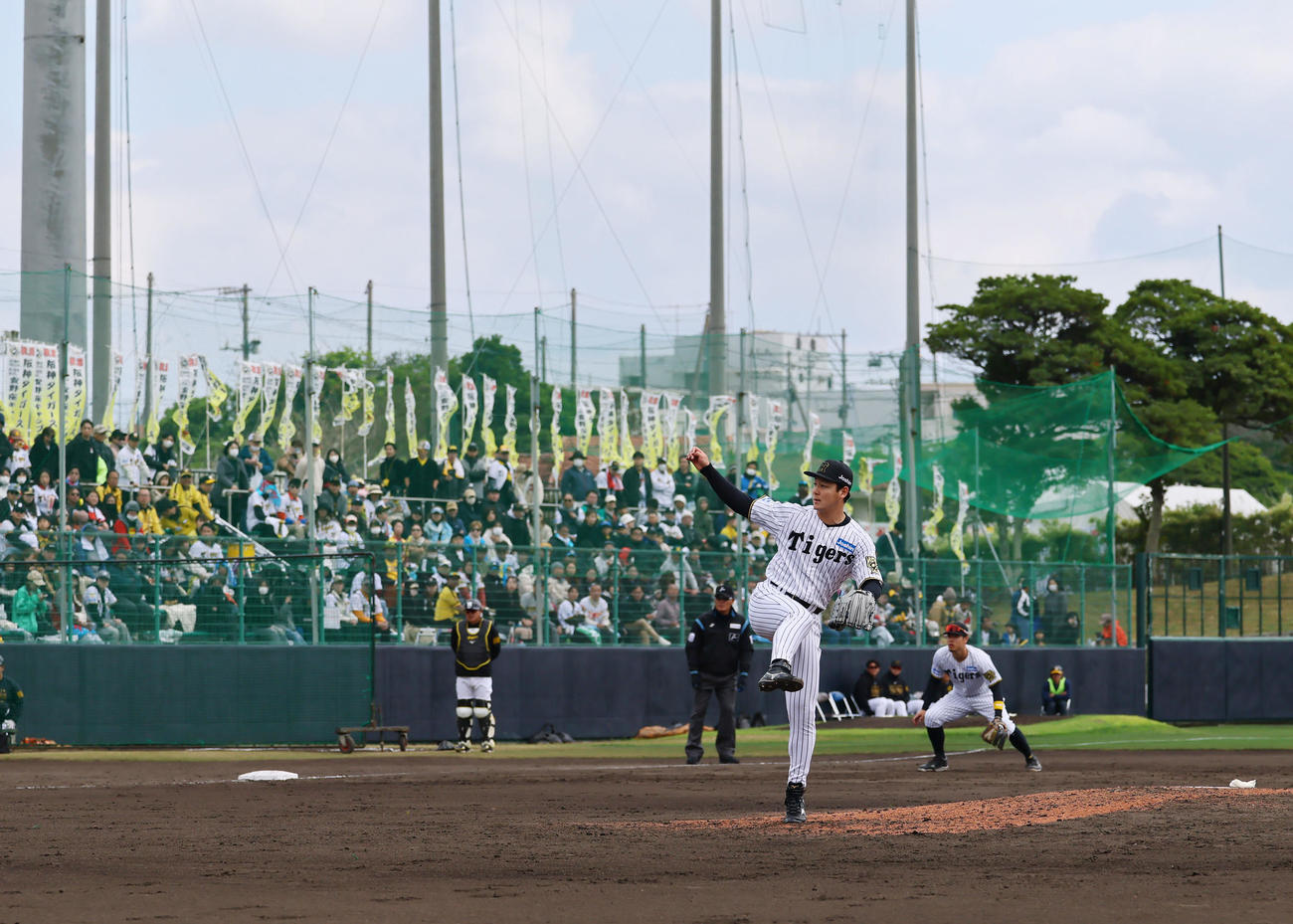 練習試合阪神対DeNA 5回、5番手で登板した阪神木下（撮影・藤尾明華）