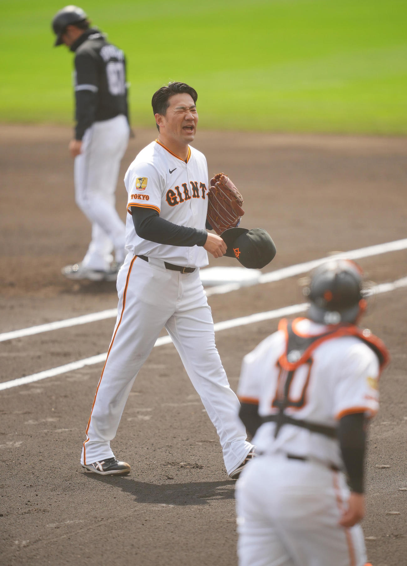 巨人対ロッテ　1回表ロッテの攻撃を無失点に抑えた巨人田中将は甲斐（手前）に申し訳なさそうな表情を見せる（撮影・垰建太）