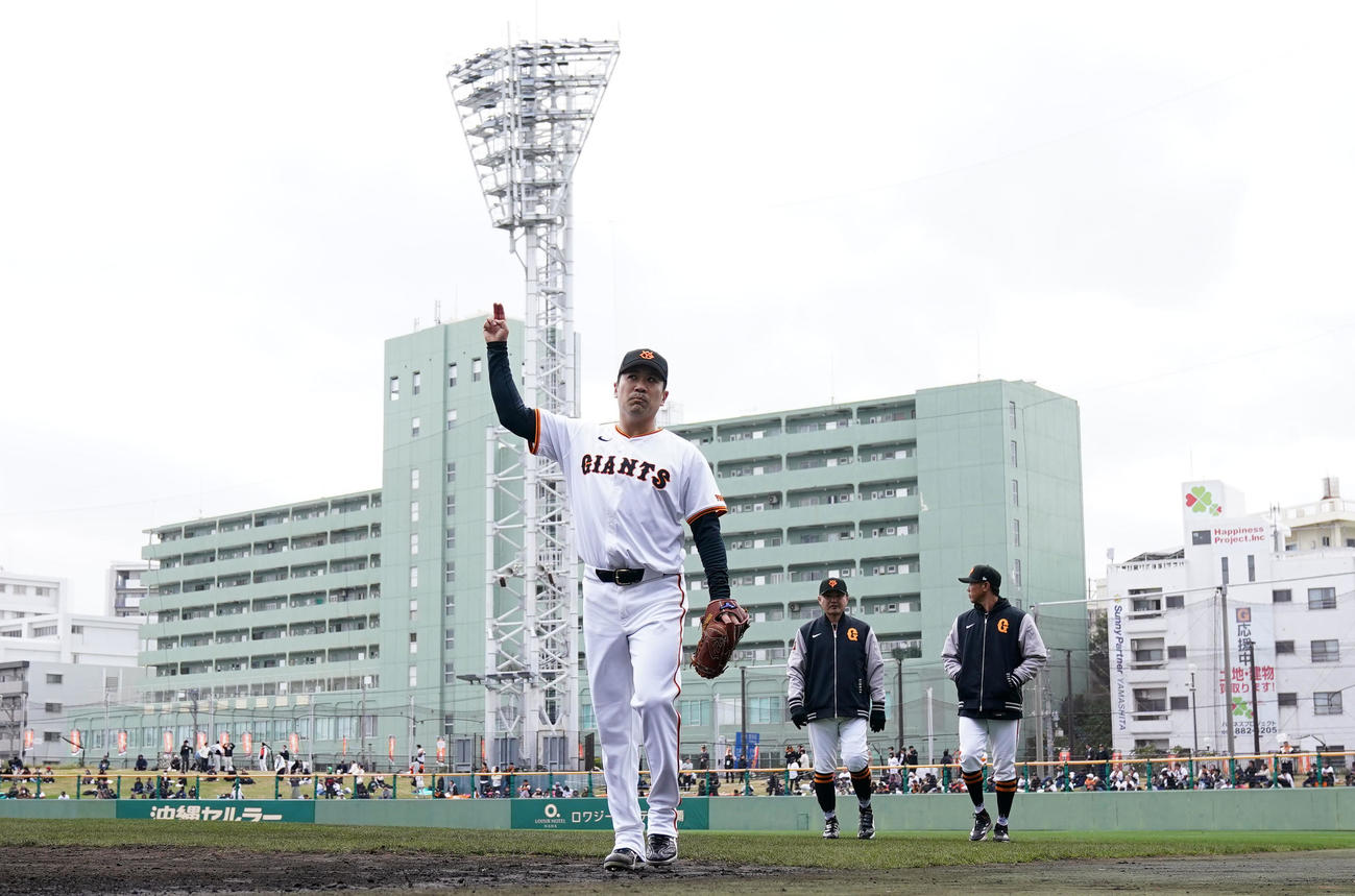 巨人対ロッテ　試合に臨む巨人田中将（撮影・横山健太）