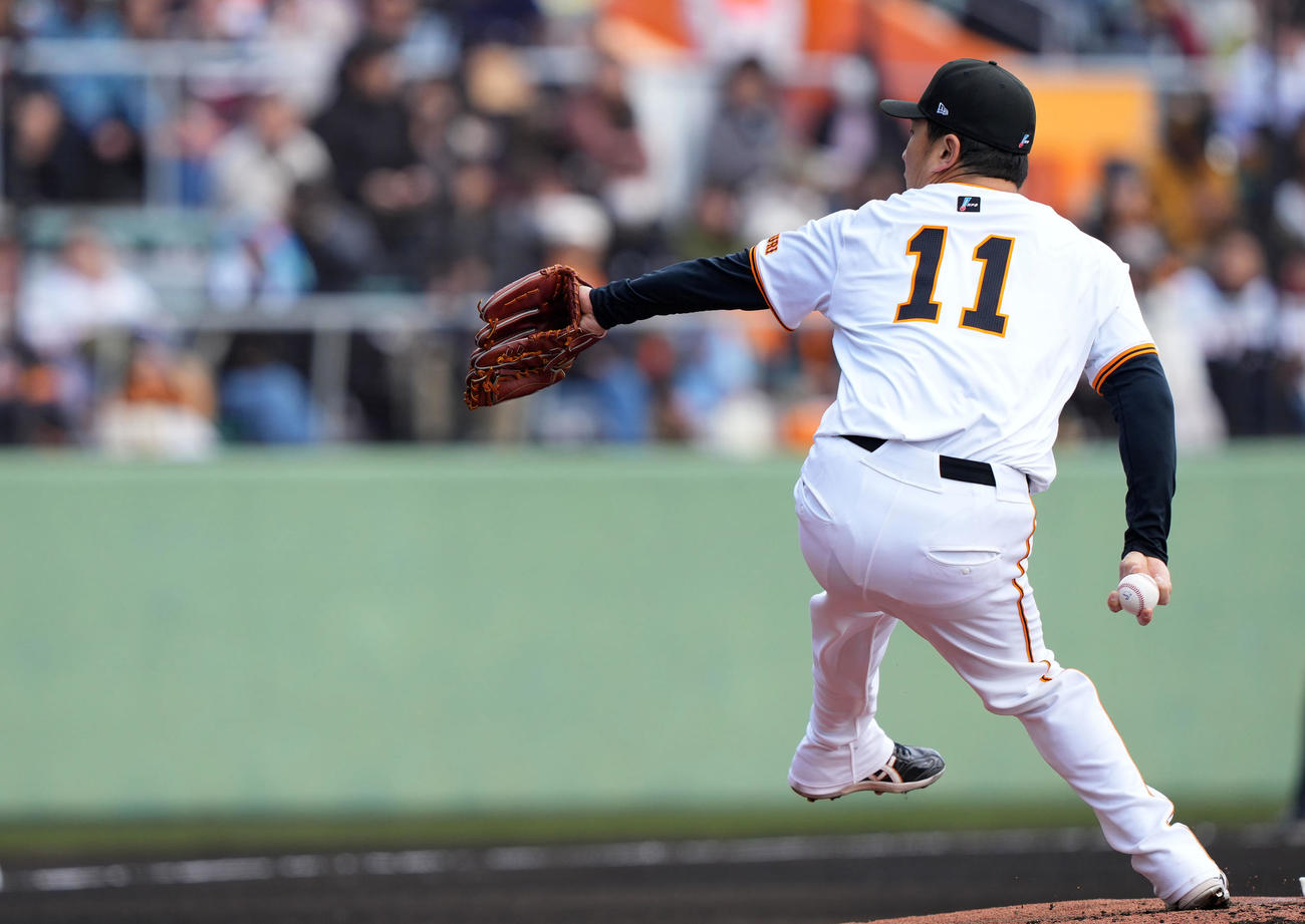 巨人対ロッテ　力投する巨人先発の田中将（撮影・横山健太）